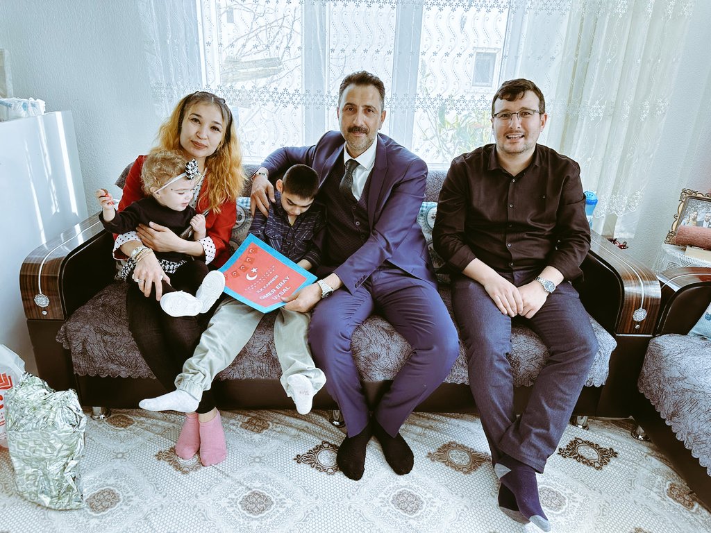 akalikucukozele's tweet photo. Evde eğitim gören öğrencilerimize karnelerini Şube Müdürümuz ve Ram Müdürümüzle birlikte verdik. Destekleri için teşekkür ediyor , öğrencilerimize başarılar diliyoruz. #evdeegitim #karnegünü
@ahpehlivan53 @ihsanAyranc @fazilet_durmus @HarunHalifeoglu @KaymakamlikMut @mut_mem https://t.co/b65wj9XjJO