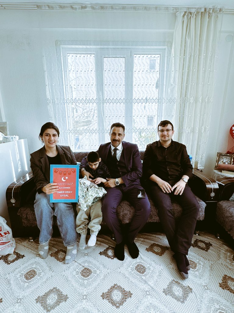 akalikucukozele's tweet photo. Evde eğitim gören öğrencilerimize karnelerini Şube Müdürümuz ve Ram Müdürümüzle birlikte verdik. Destekleri için teşekkür ediyor , öğrencilerimize başarılar diliyoruz. #evdeegitim #karnegünü
@ahpehlivan53 @ihsanAyranc @fazilet_durmus @HarunHalifeoglu @KaymakamlikMut @mut_mem https://t.co/b65wj9XjJO