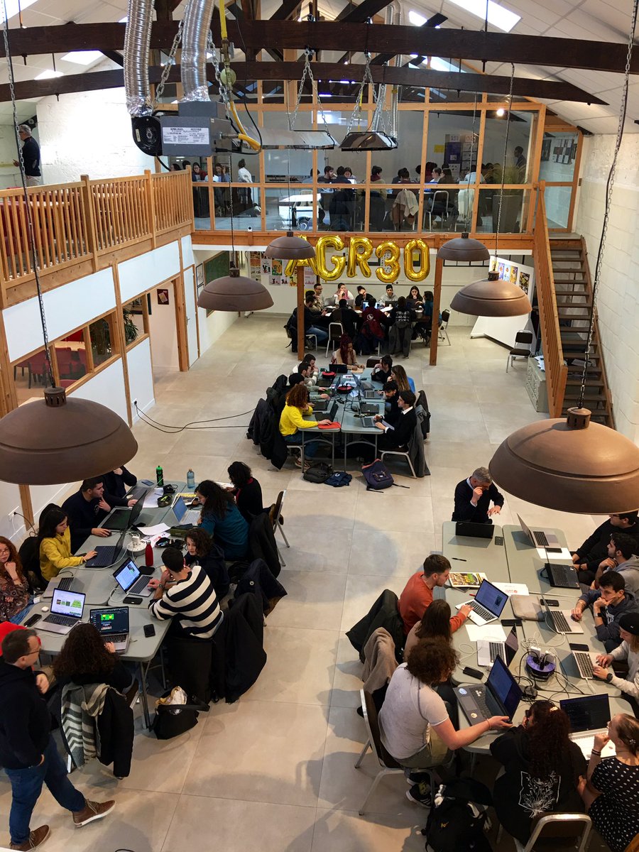 ouestmedialab's tweet image. 2e journée du #HybLab dans les superbes locaux de @agrecoleimage. Les 85 étudiants travaillent aujourd’hui sur les maquettes et storyboards des contenus interactifs qu’ils réalisent pour @LeTelegramme @OuestFrance44 @AutresPossibles @lanouvellerep_ et @TVR35.