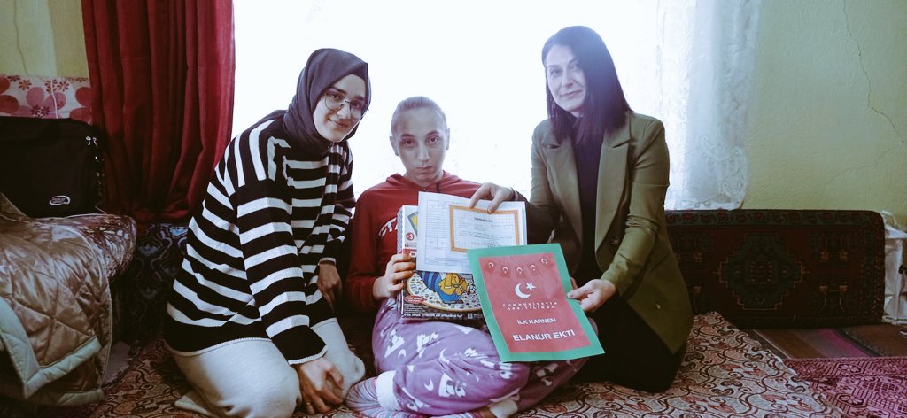 akalikucukozele's tweet photo. Evde eğitim gören öğrencilerimize karnelerini Şube Müdürümuz ve Ram Müdürümüzle birlikte verdik. Destekleri için teşekkür ediyor , öğrencilerimize başarılar diliyoruz. #evdeegitim #karnegünü
@ahpehlivan53 @ihsanAyranc @fazilet_durmus @HarunHalifeoglu @KaymakamlikMut @mut_mem https://t.co/b65wj9XjJO