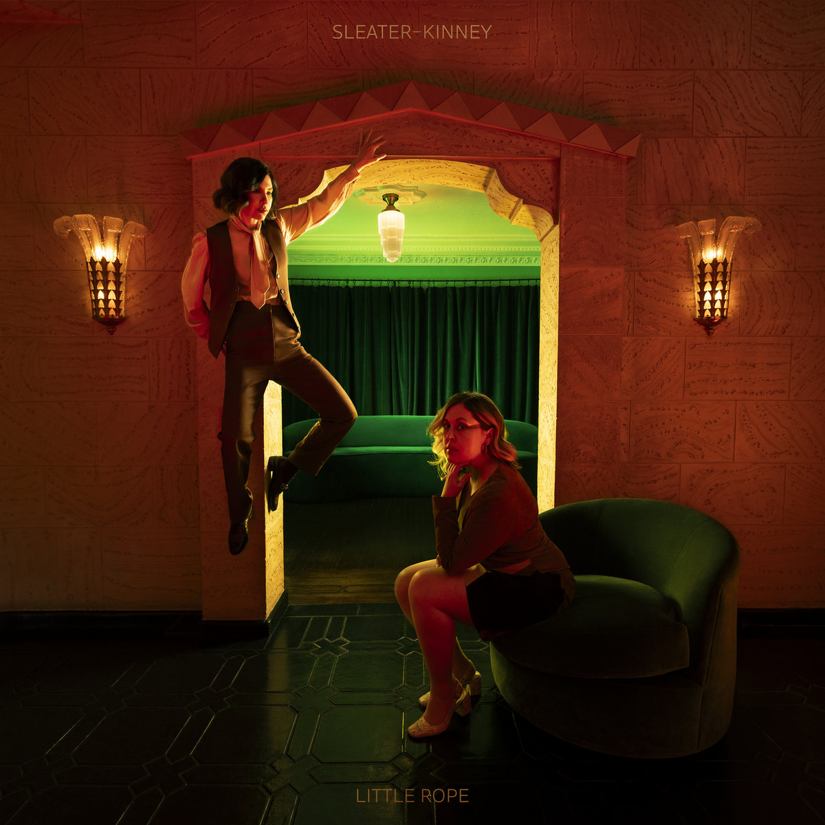Don't call it a comeback: Auf „Little Rope“, ihrem zweiten Album als Duo, klingen Sleater-Kinney endlich wieder so wütend und euphorisch wie auf ihren früheren Meilensteinen „Dig Me Out“ und „The  Woods“, befindet unser Autor Marius Magaard.
→ bit.ly/SleaterKinney_…