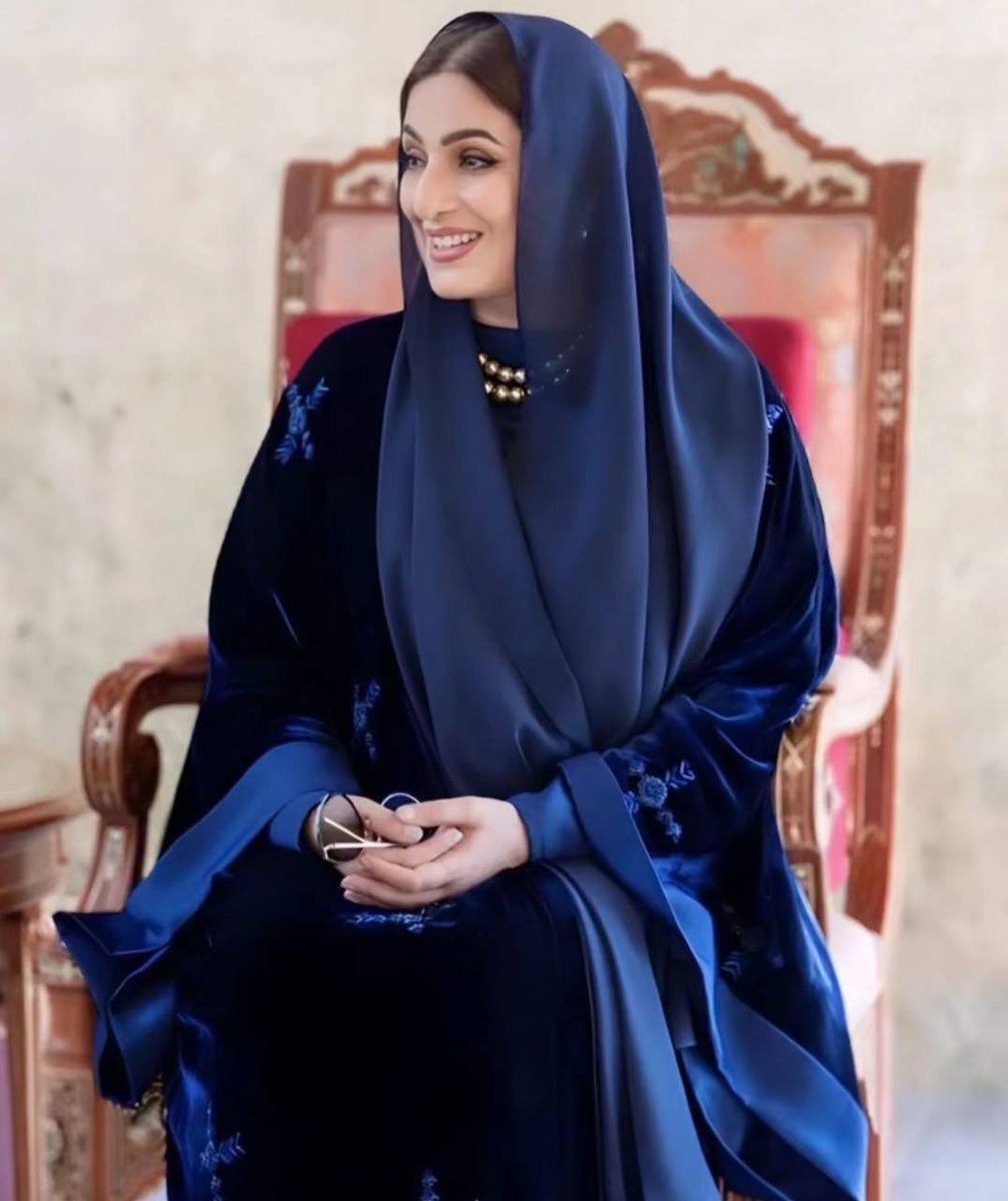 gorgeous4ew's tweet photo. سيدة سلطنة عمان الأولى عهد البوسعيدية🤍. https://t.co/dXBKRQ0Qqu