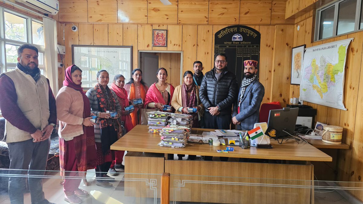 CSCKangra001's tweet photo. Distribution of Bio Matrics  Device to Self help group lady  For Digipay sakhi And Banking Sakhi Through Addl. Deputy Commissioner Kangra MR. Saurabh Jassal. @CSCegov_  @CSCHimachal @ashok_chauhanHP  @Lucky_csc  @sanjaykrakesh  @ChhunkuR https://t.co/NEIlpSs353