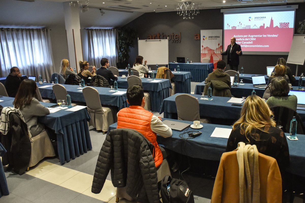 AndorraBusiness's tweet photo. 💡Els empresaris que participen al nostre #ProgramaGrowth treballen amb @Canadell_X com millorar la comercialització i les vendes internacionals dels seus negocis. Molt interessant conèixer les accions per aconseguir i els beneficis d'eines com el CRM. #InvestinAndorra https://t.co/xTkYkr54KL