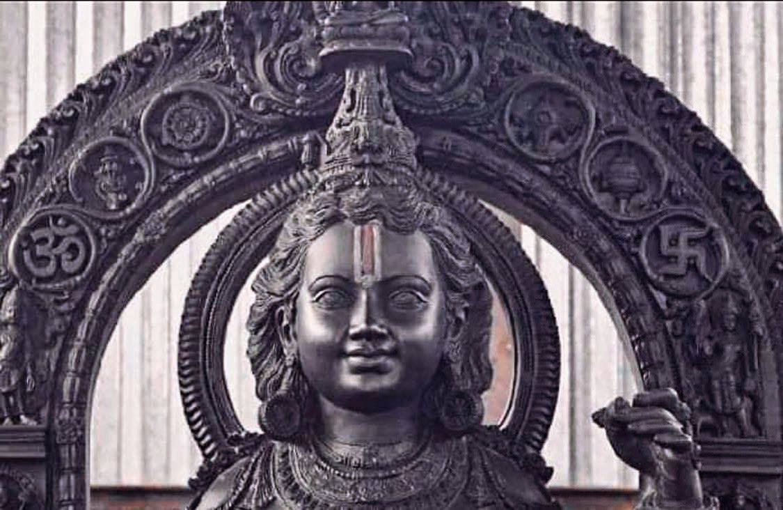 सिर मुकुट कुण्डल तिलक चारु उदारू अंग विभूषणं।
आजानु भुज शर चाप धर संग्राम जित खर-धूषणं।।

जय जय श्रीराम🙏🏻🚩