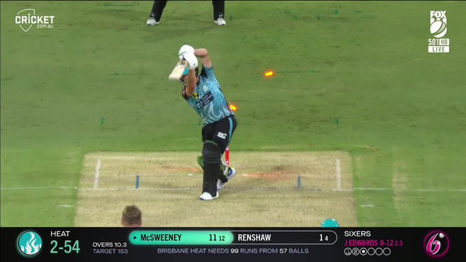 Edwards knocks over the Heat captain!  📹 Credits: Twitter/BBL