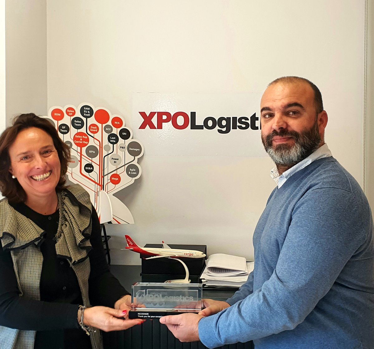XPOLogistics_Es's tweet photo. Hoy celebramos que Nacho ha recibido el premio Recognize de XPO por su gran #liderazgo en #GlobalForwarding, (aunque creemos que también ha sido por su "salero" gaditano).
"Todo es gracias a mi #equipo. Por la solidaridad que demuestran, la pasión y su implicación"
#WeAreXPO https://t.co/ICXRd5qmso