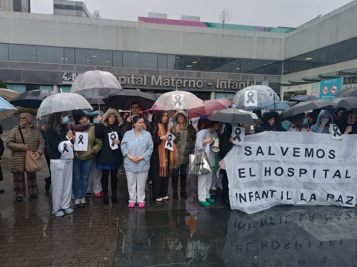 AmytsLaPaz's tweet photo. Bajo la lluvia, médicos, enfermeras, auxiliares enfermería, celadores y pacientes, apoyando a los facultativos de la UCI pediátrica y solicitando una solución urgente al conflicto. #HospitalLaPaz
#Sanidad #Madrid @ComunidadMadrid https://t.co/tMUoM1QaaS