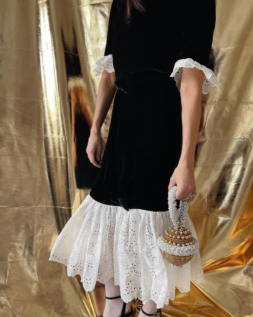 MaeCassidy_'s tweet photo. Steal the spotlight πβ¨ Anna Bromilow elevates her Monochrome #BeulahLondon look with a touch of gold π« with our @MaeCassidy_ #SimiPearl clutch bag #MaeCassidy
πΈ by Anna Bromilow
https://t.co/1y1sEh1Wdn https://t.co/HBX6kvXPQv