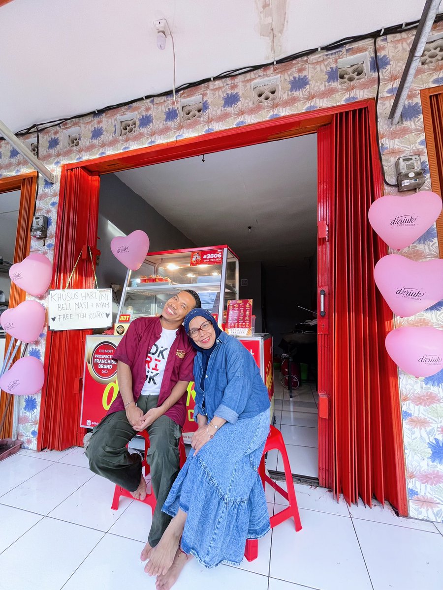 reyhansamuda's tweet photo. Percaya ga percaya gegara tweet ini, gue beneran franchise Dkriuk🥹 doain yaa warga twitter semoga laris manis aamiin🥹✨ btw, buat warga Tangsel dan sekitarnya (Ciater raya) mampir yachh cuss kalo lagi ga masak bingung makan apa bisa bgt loch beli ayam Dkriuk Ciater Raya💗 https://t.co/HhZ7DRT6i3
