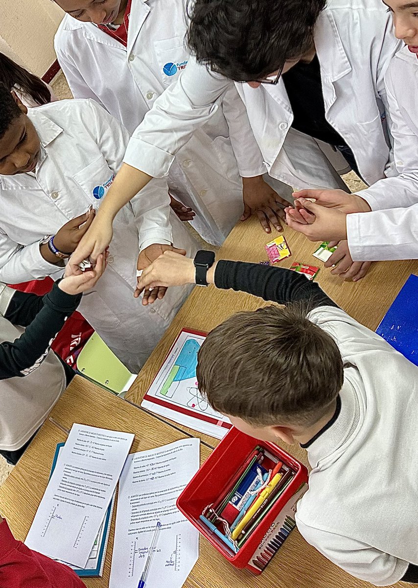 Enseñando y practicando el Método científico en clase de @trilemaedu como parte de la visita del encuentro araucaria @VarkeyFdn @TrilemaElPilar @IIEP_UNESCO alumnos muy involucrados!