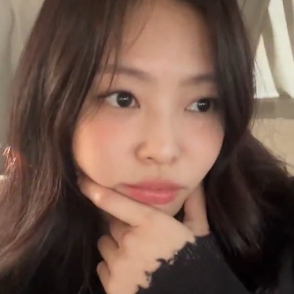 rosieandjennie tweet picture