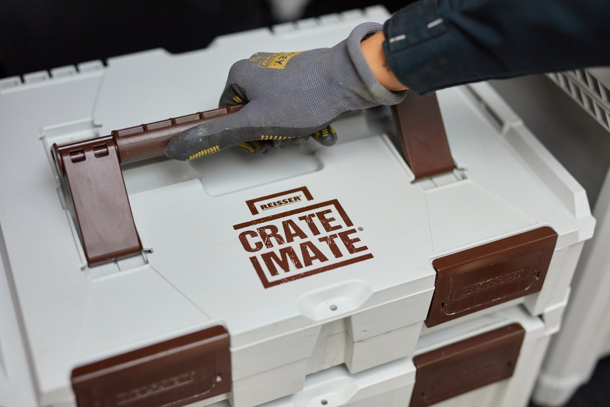 Our self-balancing handle makes it easy to carry your tools &amp; equipment due to the uniquely designed handle that twists to evenly distribute the weight for ease when carrying. Also, it is able to carry up to 90KG, so stacking your cases together when carrying is not a problem.