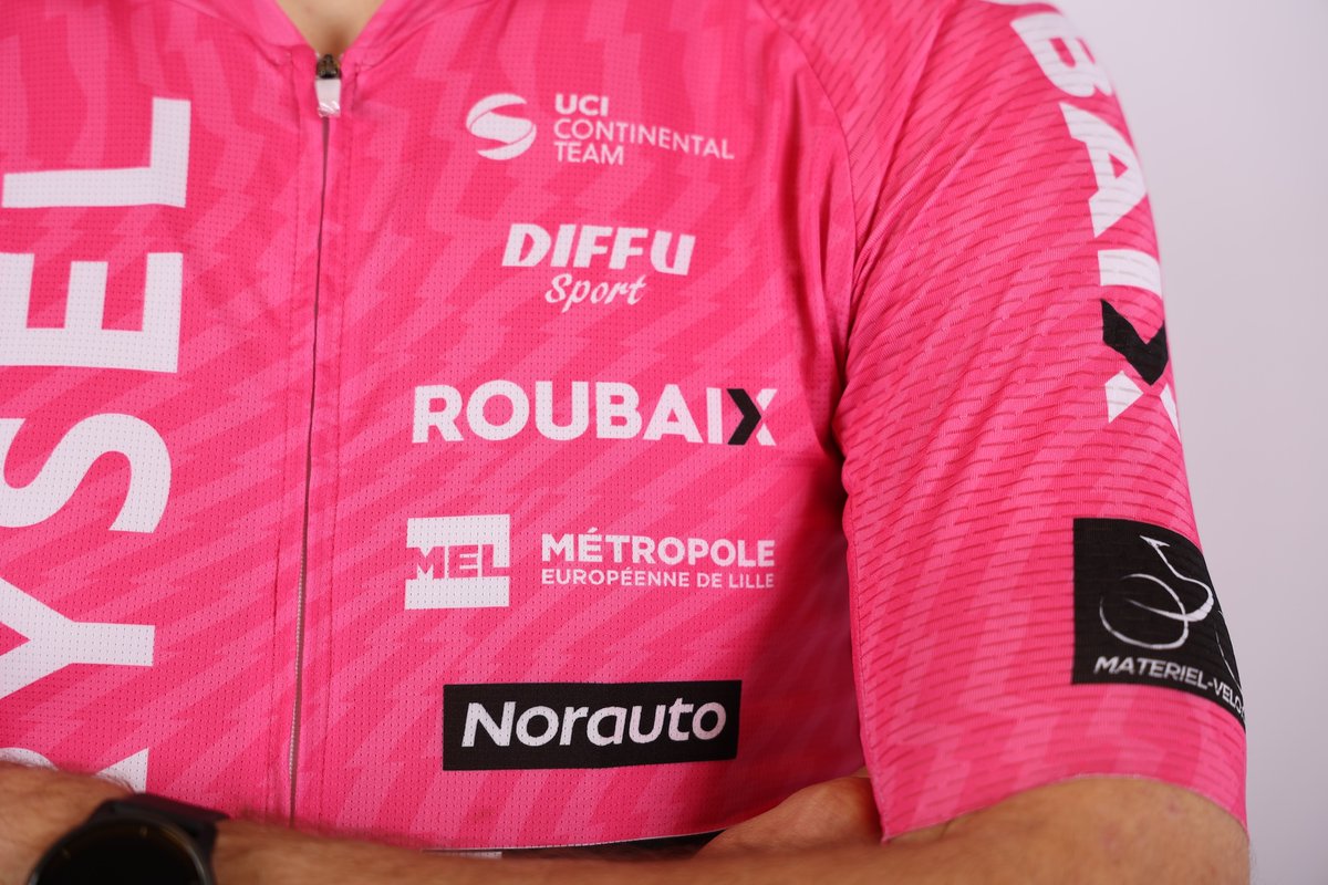 On l'aime et on l'adore, alors on vous le montre sous tous les angles notre maillot 2024 au motif "dazzle" dessiné par <a href="/van_rysel/">VAN RYSEL</a> et réalisé par notre équipementier @diffusport Un bel exemple de collaboration nordiste.