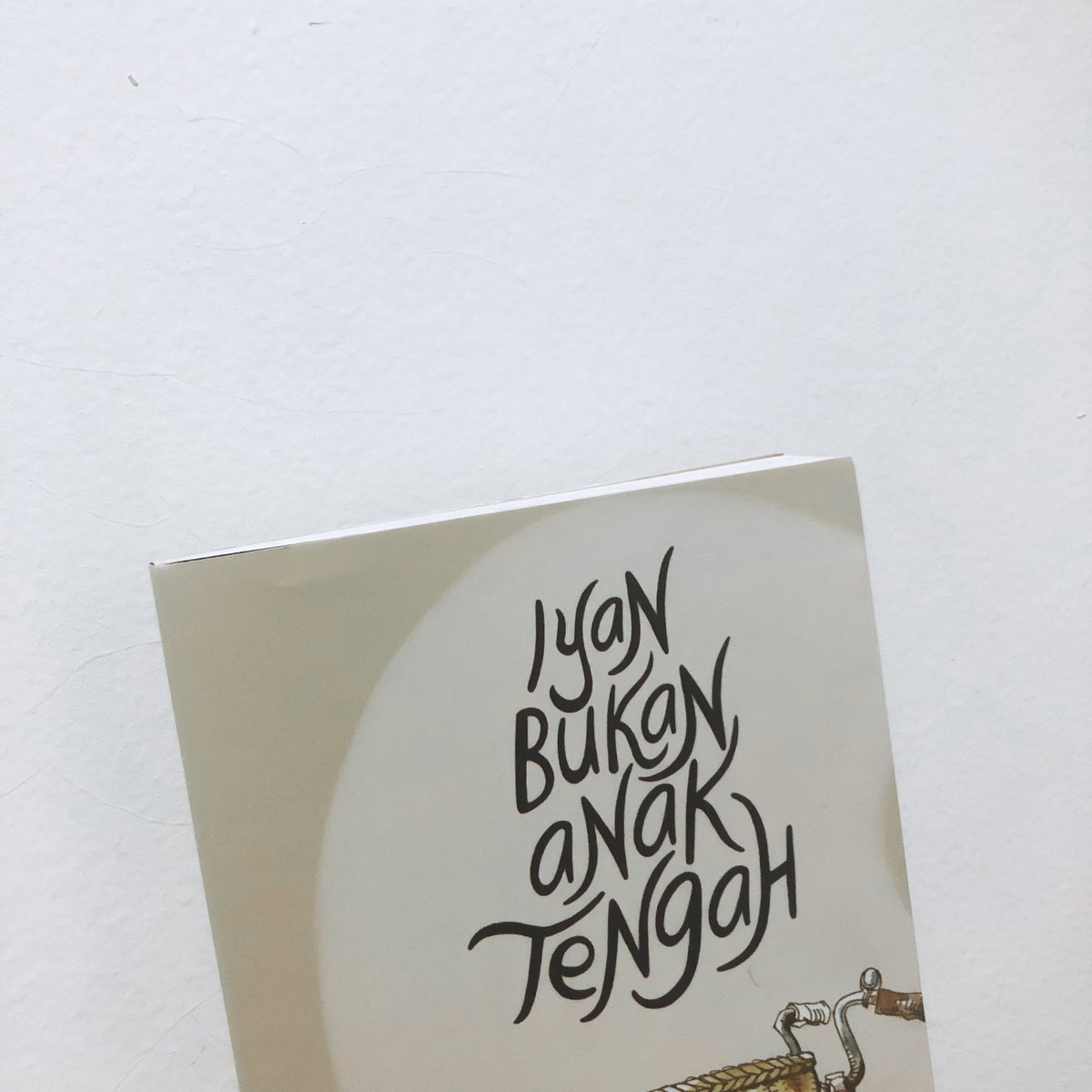 ve_nnty's tweet photo. Yukk Giveaway 🫶
Buku "Iyan bukan anak tengah"
preloved ya ini gess bukan sealed

Syaratnya
Rt + like
Komen knp km suka cerita Iyan bukan anak tengah? 

End 24 Jan biar bisa co 25.01
Goodluck 💚 https://t.co/JLihxAuj1S