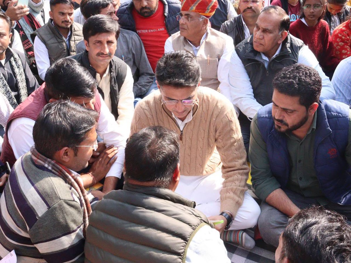 SachinPilot's tweet image. प्रदेश में भाजपा सरकार बनते ही एक आदेश जारी कर के राजीव गांधी युवा मित्रों को अचानक से हटा दिया गया।
न ही इन लोगों के भविष्य की चिंता की गई और न ही इनकी आजीविका की। 

शहीद स्मारक, जयपुर पर अपनी मांगों को लेकर संघर्ष कर रहे राजीव गांधी युवा मित्रों से आज मुलाकात की।

मेरा राज्य…