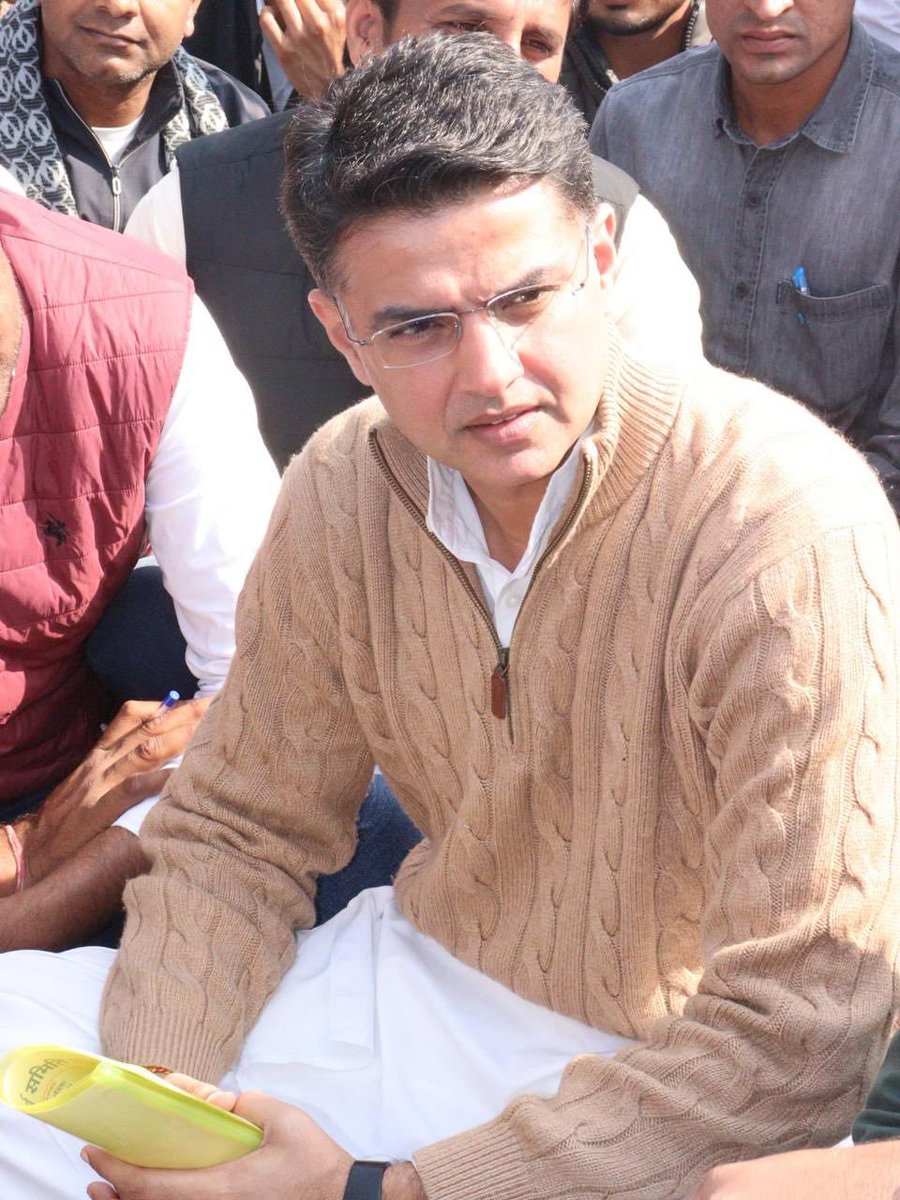 SachinPilot's tweet image. प्रदेश में भाजपा सरकार बनते ही एक आदेश जारी कर के राजीव गांधी युवा मित्रों को अचानक से हटा दिया गया।
न ही इन लोगों के भविष्य की चिंता की गई और न ही इनकी आजीविका की। 

शहीद स्मारक, जयपुर पर अपनी मांगों को लेकर संघर्ष कर रहे राजीव गांधी युवा मित्रों से आज मुलाकात की।

मेरा राज्य…