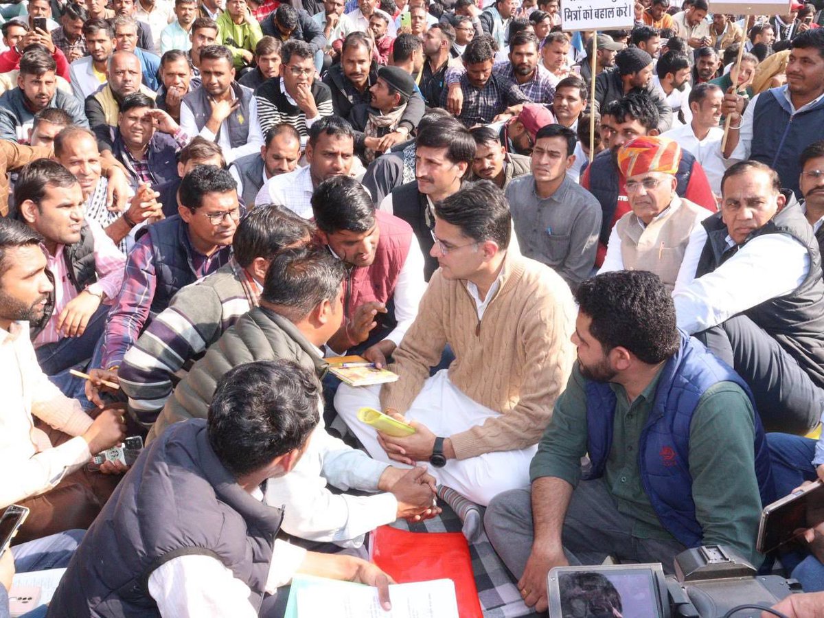 SachinPilot's tweet image. प्रदेश में भाजपा सरकार बनते ही एक आदेश जारी कर के राजीव गांधी युवा मित्रों को अचानक से हटा दिया गया।
न ही इन लोगों के भविष्य की चिंता की गई और न ही इनकी आजीविका की। 

शहीद स्मारक, जयपुर पर अपनी मांगों को लेकर संघर्ष कर रहे राजीव गांधी युवा मित्रों से आज मुलाकात की।

मेरा राज्य…