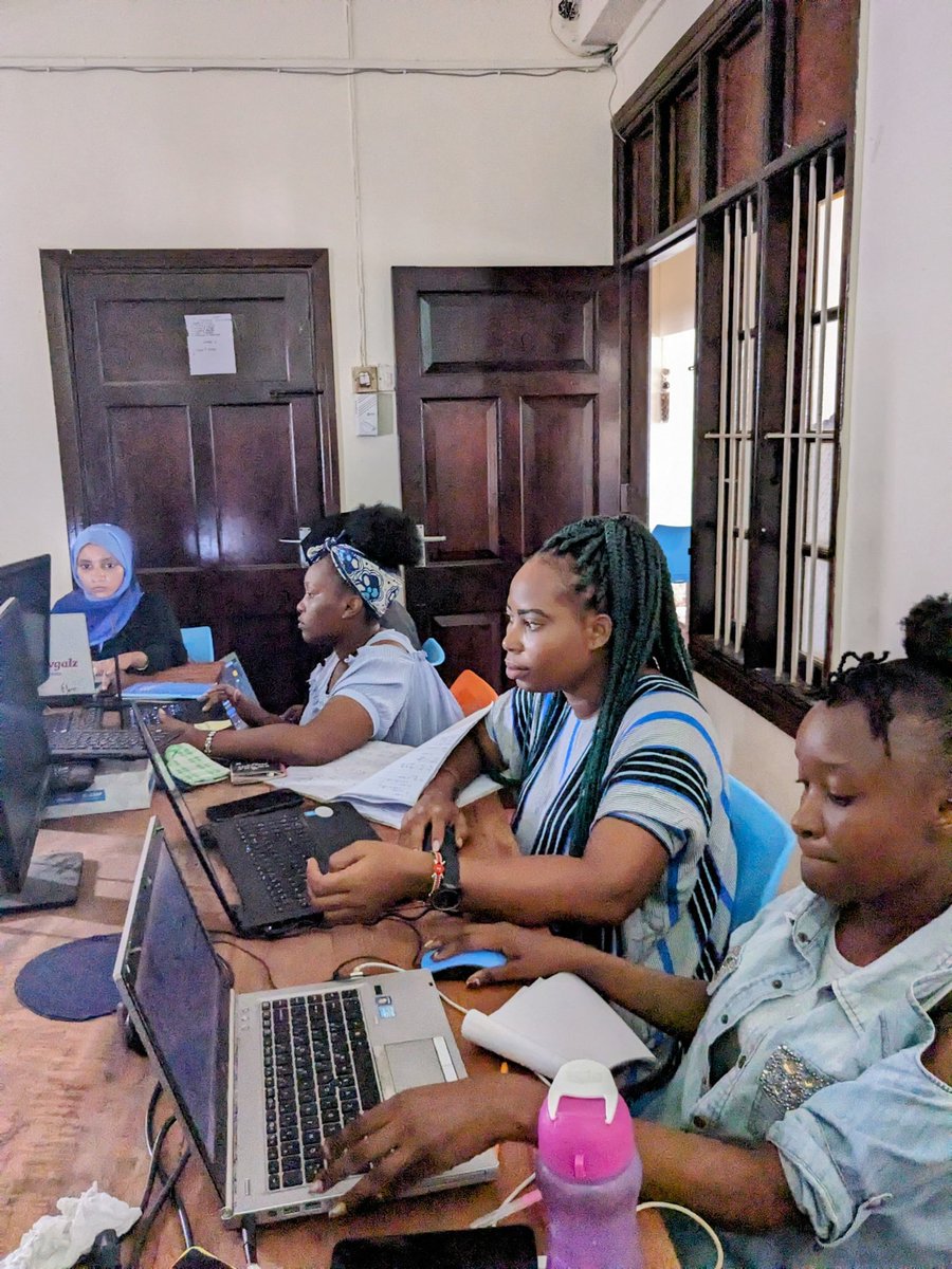 pwaniteknowgalz's tweet image. Writing ✍️ your first line of code can be an exciting milestone, especially when you are a beginner in the world of software development .We have had a busy and productive day at the space as #codehack partcipant familiarise themselves with coding concepts.@antony_wugoma