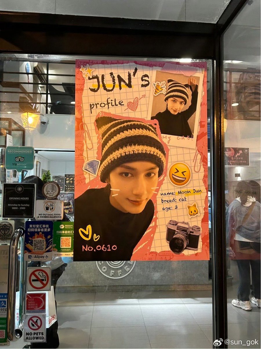 chloe0610521's tweet photo. Coffee shop that Junhui fans support.The poster of Junhui on the glass door is very beautiful.

©️sun_gok https://t.co/KwElBmFUxV