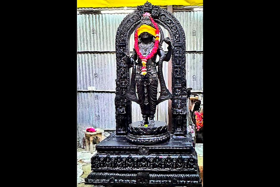TheUnitedIndia2's tweet photo. The wait is over!
Bringing you the first look of Ram Lalla idol placed at Ayodhya Ram Mandir!

#AyodhaRamMandir #RamMandirAyodhya  #ayodhyamandir #AyodhyaRamTemple #RamMandirPranPratishta #RamMandir #RamLalla #RamlalaPranPratishtha #Ramlalavirajmaan #RamLallaVirajman #raml #Ramlala #JaisShreeRam #JaiSiyaRam #Ayodhya #RamMandir #LordRama
