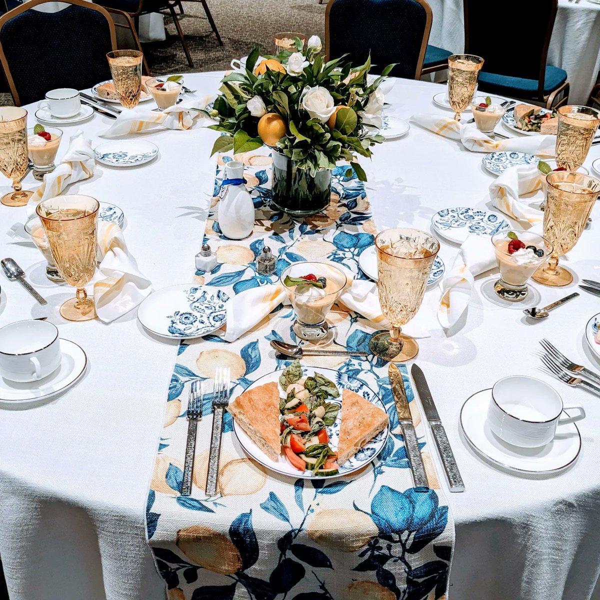 HotelLisa's tweet image. Fresh &amp;amp; Vibrant Decor for a #BoardMeeting on a wintery #Pittsburgh evening 🍋🍊🍶

#eventprofs #eventvenue #lecturehall #meetings #networkingevents @pghtourism #traininglocation @PghZoo @PghBizTimes @wqed @MPIPittsburgh @prlaorg @visitPA @partymosaic @pghregion @CorpEventNews