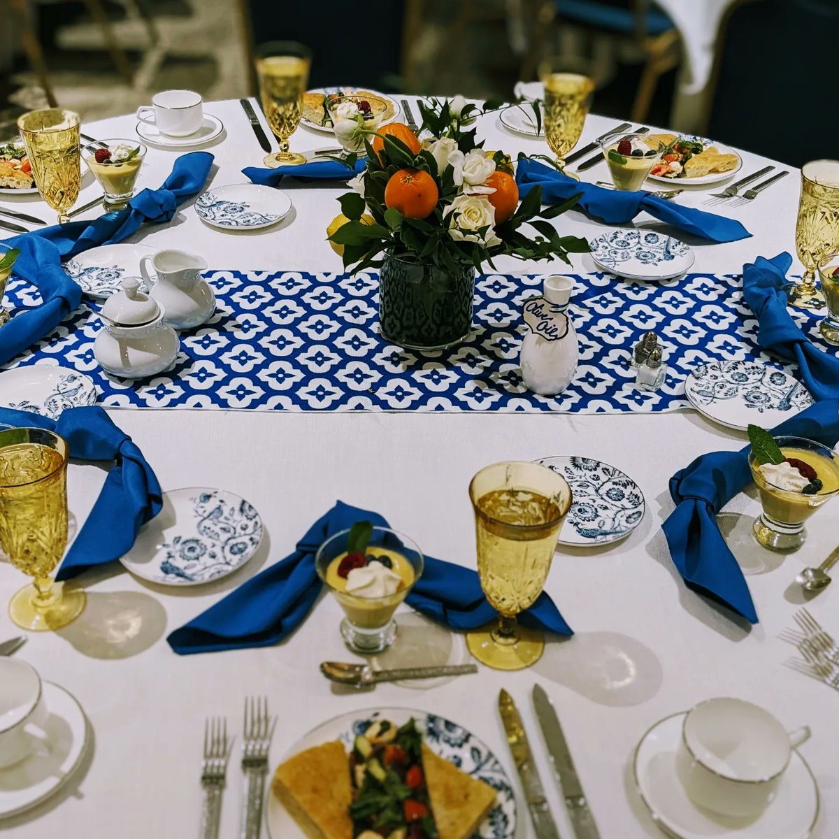 HotelLisa's tweet image. Fresh &amp;amp; Vibrant Decor for a #BoardMeeting on a wintery #Pittsburgh evening 🍋🍊🍶

#eventprofs #eventvenue #lecturehall #meetings #networkingevents @pghtourism #traininglocation @PghZoo @PghBizTimes @wqed @MPIPittsburgh @prlaorg @visitPA @partymosaic @pghregion @CorpEventNews