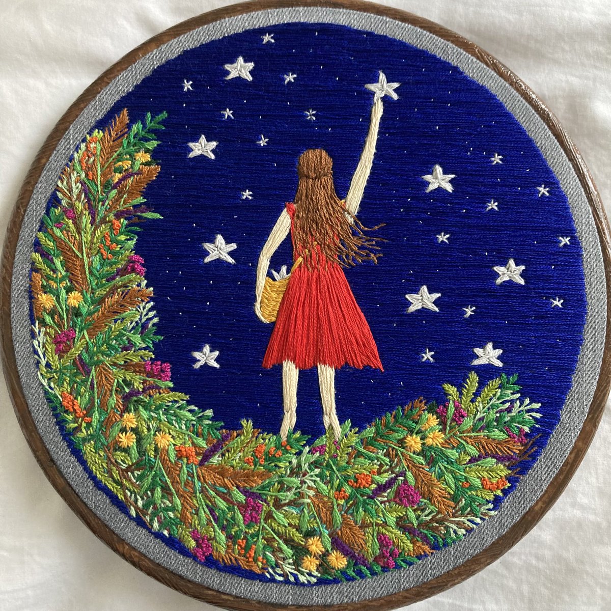 Well the wait is over, my first embroidery of the year is done… a little different, but still very much me, if that makes any sense? 😅 I’m off to stare at it for a while… 🧵🌿 🪡 ✨
*all freehand stitched without patterns or paint, just threads #stitchedart #thesewingsongbird