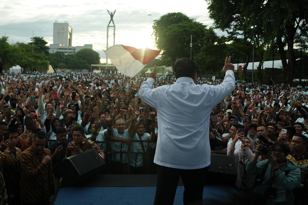 erickthohir's tweet photo. Senang sekali sore ini bisa silaturahmi lagi bareng rekan-rekan driver ojol. Makin spesial karena Pak @Prabowo juga ikut bergabung.
Tidak lupa seperti biasa di setiap momen silaturahmi dengan #ojolET kita selalu luangkan waktu mendengarkan curahan hati para driver. https://t.co/gGc2x1HCFZ