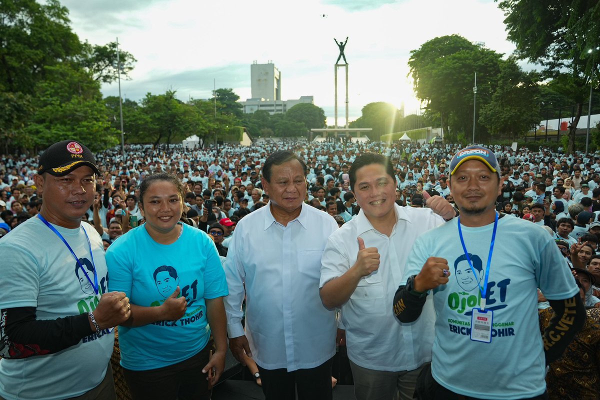 erickthohir's tweet photo. Senang sekali sore ini bisa silaturahmi lagi bareng rekan-rekan driver ojol. Makin spesial karena Pak @Prabowo juga ikut bergabung.
Tidak lupa seperti biasa di setiap momen silaturahmi dengan #ojolET kita selalu luangkan waktu mendengarkan curahan hati para driver. https://t.co/gGc2x1HCFZ