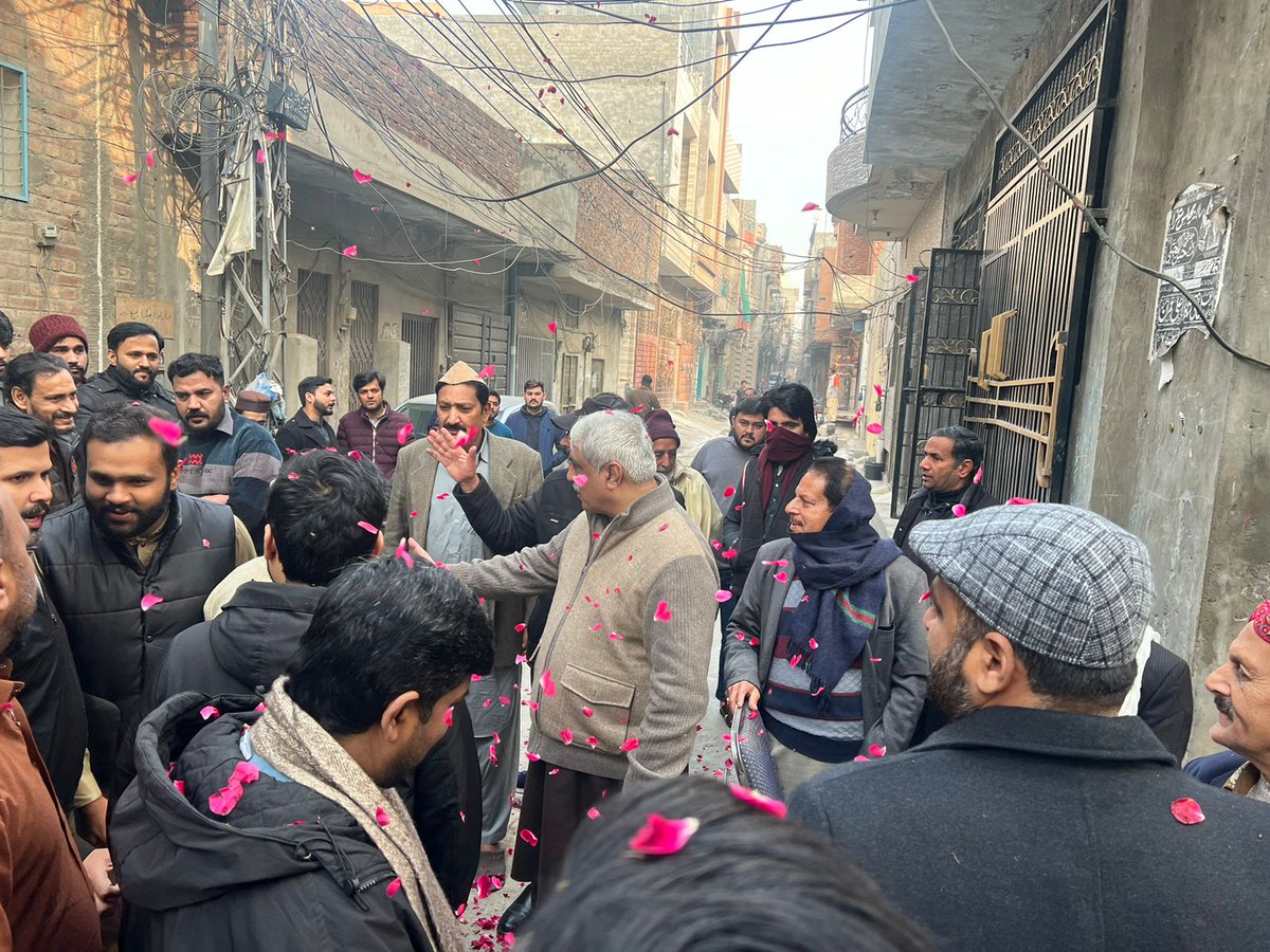 SalmanRafiquePK's tweet photo. سابق وزیر صحت پنجاب خواجہ سلمان رفیق کی پی پی 153 یونین کونسل 142 حبیب پارک فیضی شاہ کے گھر کارنر میٹنگ کی الیکشن کے حوالے سے سرگرمیاں تیز کرنے کی ہدایت۔
#khawajasalmanrafique #election2024Pakistan #PMLN #VoteSherKa #PP153 https://t.co/1axLkRMrWz