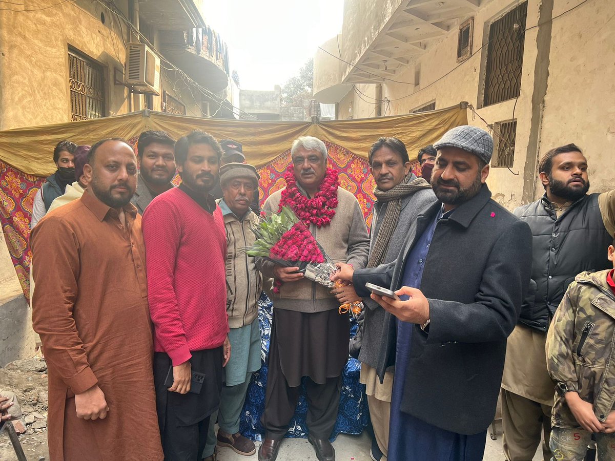 SalmanRafiquePK's tweet photo. سابق وزیر صحت پنجاب خواجہ سلمان رفیق کی پی پی 153 یونین کونسل 142 حبیب پارک فیضی شاہ کے گھر کارنر میٹنگ کی الیکشن کے حوالے سے سرگرمیاں تیز کرنے کی ہدایت۔
#khawajasalmanrafique #election2024Pakistan #PMLN #VoteSherKa #PP153 https://t.co/1axLkRMrWz