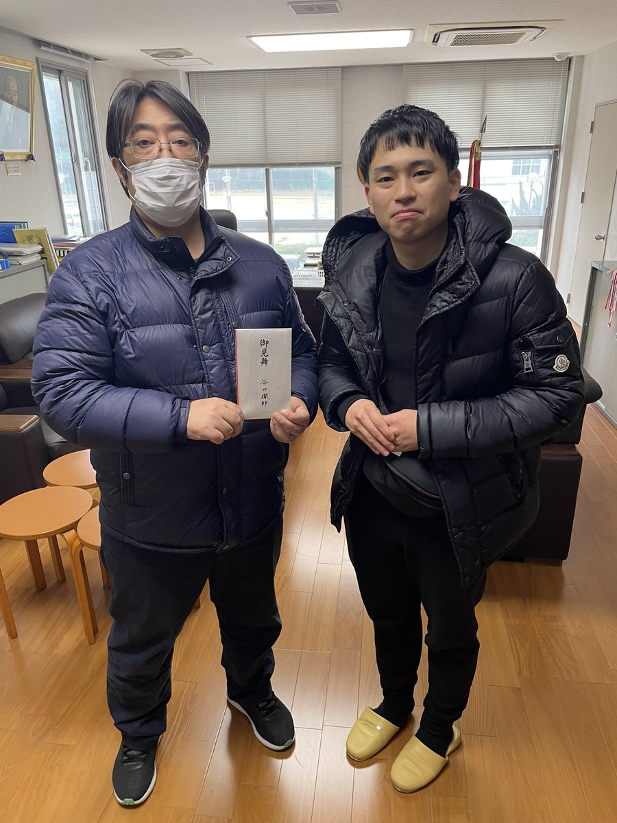 ohtorigken's tweet photo. 【 感 謝 】

東京の「ぎんざ寿し幸」さんで働いている卒業生の谷口徹郎君がお見舞いに来てくださいました。
「ぎんざ寿し幸」さんの従業員の方々からお見舞いを頂戴いたしました。
ありがとうございました。
復興に使わ���ていただきます。 https://t.co/SMECTkjetW