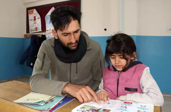 dijitalgastecom's tweet photo. 2 derslikli okulun tek öğrencisi Hasret'in karne sevinci..

Van'ın Gürpınar ilçesi Yaşlıdal mezrasındaki 2 derslikli okulun tek öğrencisi 2'nci sınıf öğrencisi Hasret Aydın (8), sömestir tatili nedeniyle karne heyecanı yaşadı. Hasret, karnesini her gün kendisini okula getirip, götüren öğretmeni Şahin Aydın'ın (31) elinden aldı.