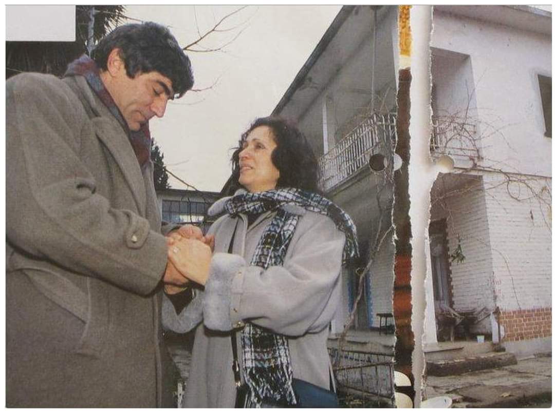 Dini, dili, ırkı, siyasi görüşü ne olursa olsun herkesin kardeşçe bir arada yaşayabileceğine inanan birisiydi #HrantDink

Tam 17 yıldır bu ülkede kardeşliğin ve barışın simgesi olarak yaşıyor. Saygıyla anıyorum.