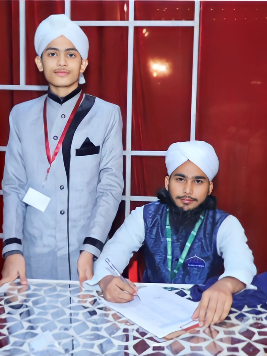 جو کہے شعر و پاسِ شرع دونوں کا حُسن کیوں کر آئے
لا اسے پیشِ جلوہ زمزمۂ رضاؔ کہ یُوں