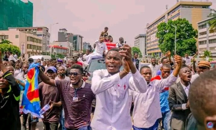 Conformément à l'art 64 du pacte républicain, ns serons dans la rue ce 20 janv. pour faire échec à Félix Antoine tshilombo @fatshi13 qui cherche à prendre le pouvoir par la force.

Pour la patrie on est prêts !
@MartinFayulu @DevosKitoko @RL_Patriote @ILELA_PIERETTE @Ikululku