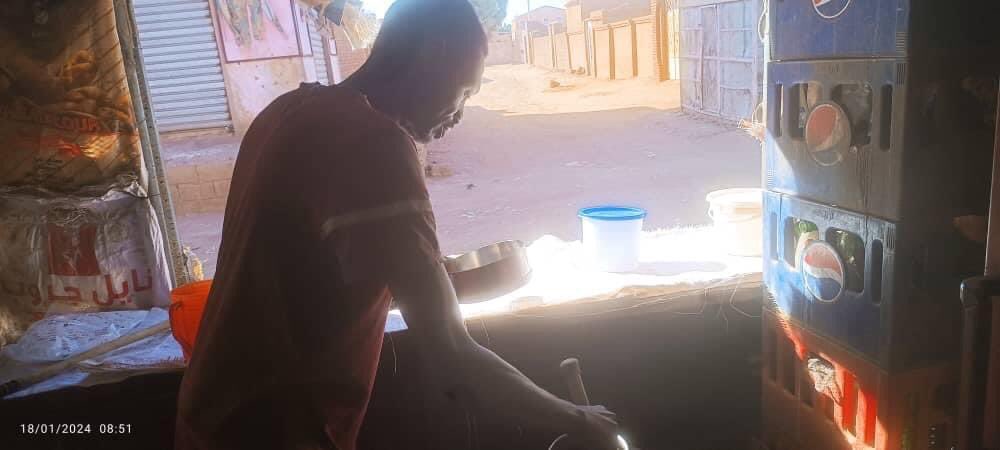 Sarra_M_Majdoub's tweet photo. In Khartoum, unsung heroes like the ERR and Samarab residents have set up a new community kitchen for those unable to flee. This war goes beyond sensationalism; it's also about remarkable acts of solidarity, with many depending solely on this community support. https://t.co/KjlB5jpGdR