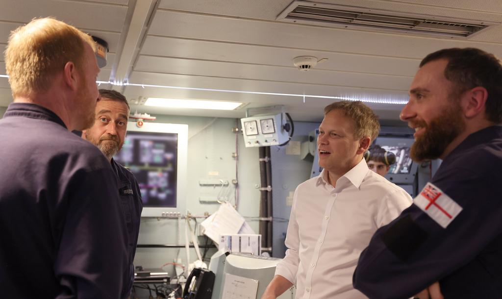 It was great to welcome Rt Hon Grant Shapps MP Secretary of State for Defence onboard yesterday. The SofS took the opportunity to meet our fantastic Ship’s Company and talk about our recent action and ongoing mission to ensure merchant shipping can safely transit the Red Sea.