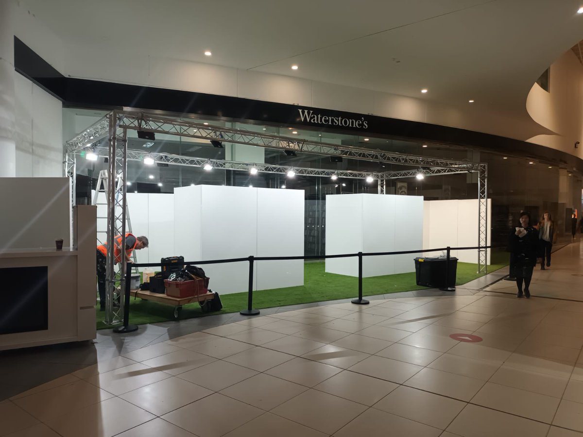 ExhibitionWalls's tweet photo. Now then will you look at this, using our truss lighting rig above our art walls makes for a stunning feast for the eyes. The bounce of white light of the panels really makes this pop. Thank you too the O2 shopping centre for putting up with us on this overnight build. https://t.co/rs1BLqwsdp