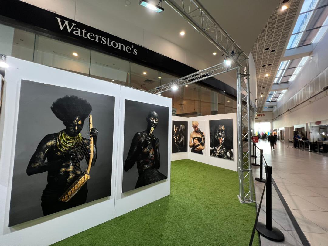 ExhibitionWalls's tweet photo. Now then will you look at this, using our truss lighting rig above our art walls makes for a stunning feast for the eyes. The bounce of white light of the panels really makes this pop. Thank you too the O2 shopping centre for putting up with us on this overnight build. https://t.co/rs1BLqwsdp