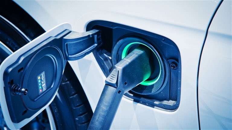 slcuervo's tweet photo. España tiene muchos deberes pendientes. No solo nuestros vecinos de Portugal (con menor renta per capita) en penetración del coche eléctrico, sino que estamos a la cola de la UE. 
Nos superan hasta Rumanía, Letonia y Estonia, países todos más « pobres » que nosotros, en cuota de mercado de coches eléctricos. 

¿Por qué estamos transformando España en el vertedero de coches contaminantes de la UE?

Mirad la lista completa y preparaos para darle bien para abajo para encontrar España
👇🏼👇🏼

1 Suecia | 38.7%
2 Dinamarca | 36%
3 Finlandia| 33,7%
4 Países Bajos| 30,8%
5 Luxemburgo | 22.5%
6 Austria | 19.7%
7 Bélgica | 19,5%
8 Irlanda | 18.6%
9 Alemania |18,4%
10 Francia | 16,8%
11 Malta | 17,3%
12 Portugal | 12%
13 Rumanía | 10.6%
14 Letonia | 8.9%
15 Eslovenia| 8.8%
16 Lituania | 7.5%
17 Estonia | 6.3%
18 España | 5,4%
19 Hungría | 5.4%
20 Chipre | 5,3%
21 Bulgaria 4.8%
22 Grecia | 4.6%
23 Italia | 4,2%

Fuente: ACEA
Visto gracias a @canete76 
Más detalles: https://t.co/Fq5zQi83u4