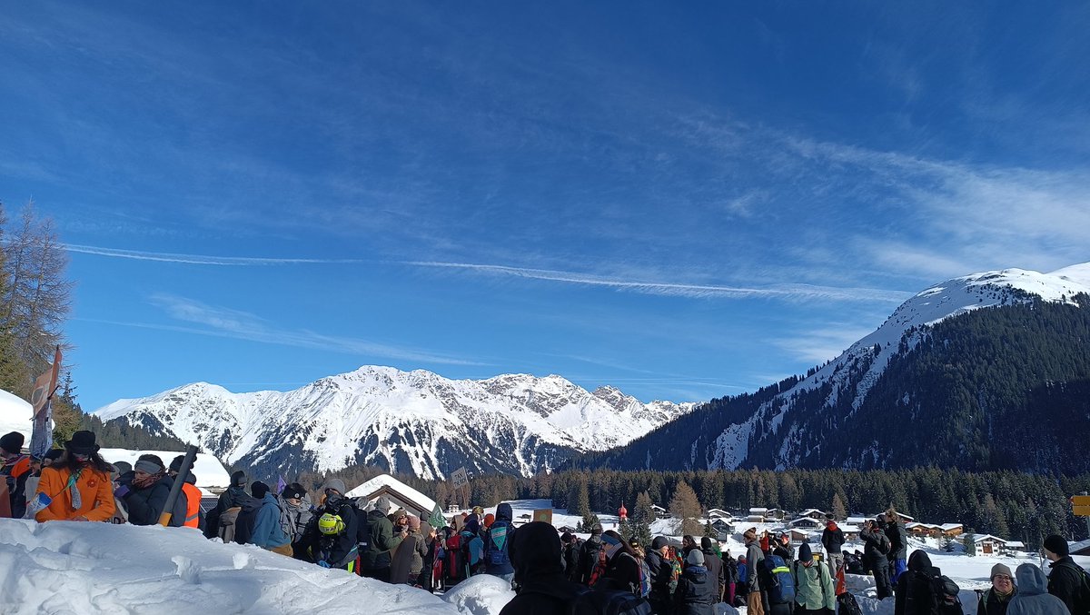 ende_gelande's tweet photo. 💥#StrikeWEF!
As the neocolonial #WorldEconomicFailure takes place in the hypercapitalist heart of #FortressDavos, 300 activists have - Sat.&So. - taken (to) the streets, blocked critical crossroads & occupied showrooms demanding the good life for all✊🏾✊🏼
📽️ @DanniPilger https://t.co/5Icr4978uj