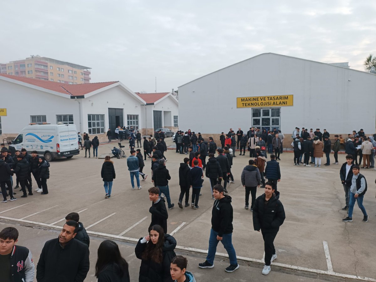 Okulumuzda 2023-2024 Eğitim Öğretim yılı 1. döneminde tüm öğretmen ve öğrencilerimizin katılımı ile karne töreni gerçekleştirildi.
Tüm digital bilgilendirmelere rağmen karne heyecanımız hâlâ dir. 😀