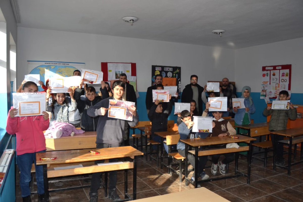 karacobanmem's tweet photo. Şube Müdürlerimiz Sn Bilal YÜKSEL ve Halit ALAGÖZ Karaköprü ortaokulu öğrencilerinin karne heyecanına ortak oldular. Müdürlerimiz tarafından öğrencilerimize karneleri verildi.@Erzurum_Mem @yakupyildiz024 @MuhlisKARAKURT @bilallyuksel @HalitALAGZ2 https://t.co/WNt1Q0KAwc
