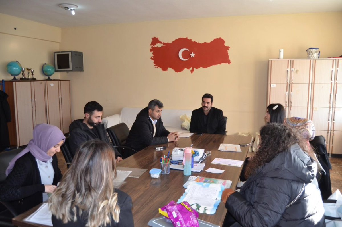karacobanmem's tweet photo. Şube Müdürlerimiz Sn Bilal YÜKSEL ve Halit ALAGÖZ Karaköprü ortaokulu öğrencilerinin karne heyecanına ortak oldular. Müdürlerimiz tarafından öğrencilerimize karneleri verildi.@Erzurum_Mem @yakupyildiz024 @MuhlisKARAKURT @bilallyuksel @HalitALAGZ2 https://t.co/WNt1Q0KAwc