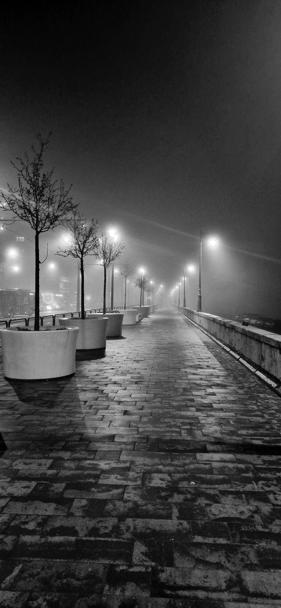 BpestJohnny's tweet photo. #Budapest 
#streetphoto 
#blackandwhite https://t.co/IGQcO7EtoL