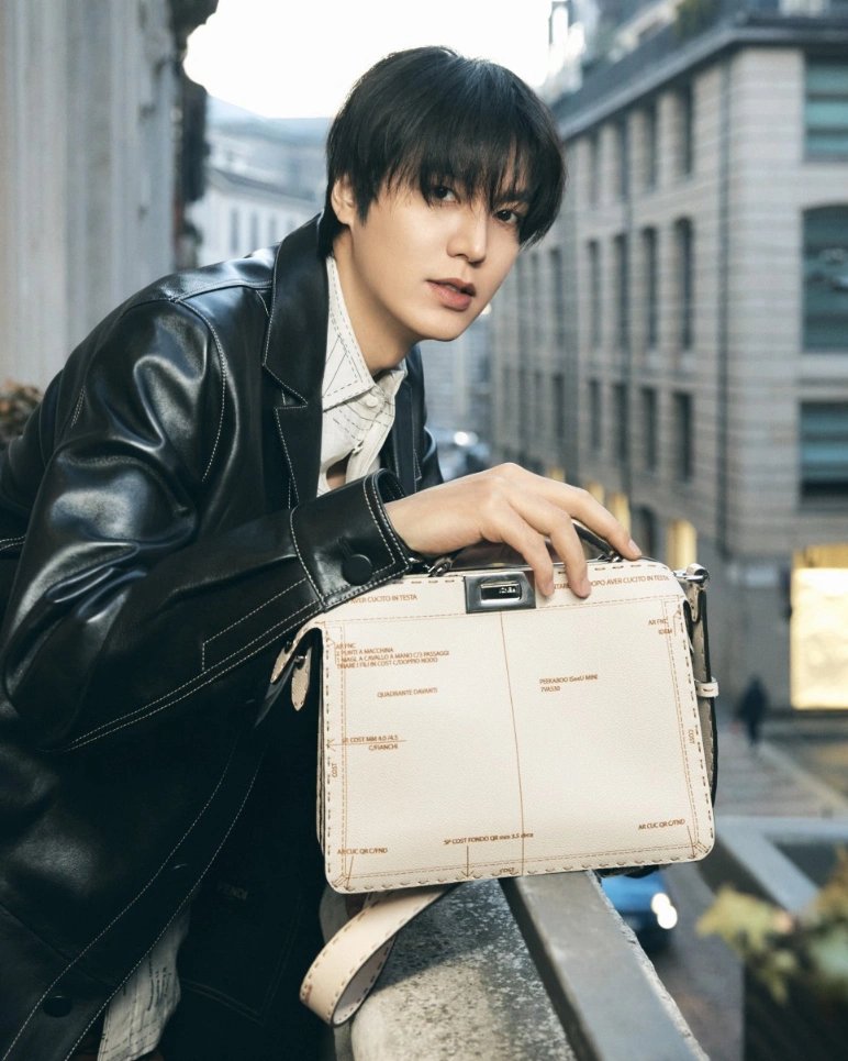 phminozofc's tweet photo. Looks that graced the show with his perfect proportions.

Lee Minho at Fendi fashion show, during Milan Fashion Week Men's Collection FW 2024.
🔗 https://t.co/saOGkf3KHL

#LeeMinho #LeeMinHoXFendi https://t.co/6FLmdUX4O1