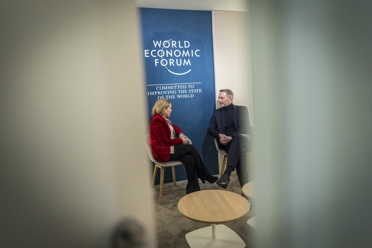 Beim @wef in #Davos sprach Minister @c_lindner mit der neuen @EIB-Präsidentin @NadiaCalvino über die künftige Rolle der Bank. Calviño hat zum 1. Januar die Nachfolge von @wernerhoyer angetreten. #WEF24