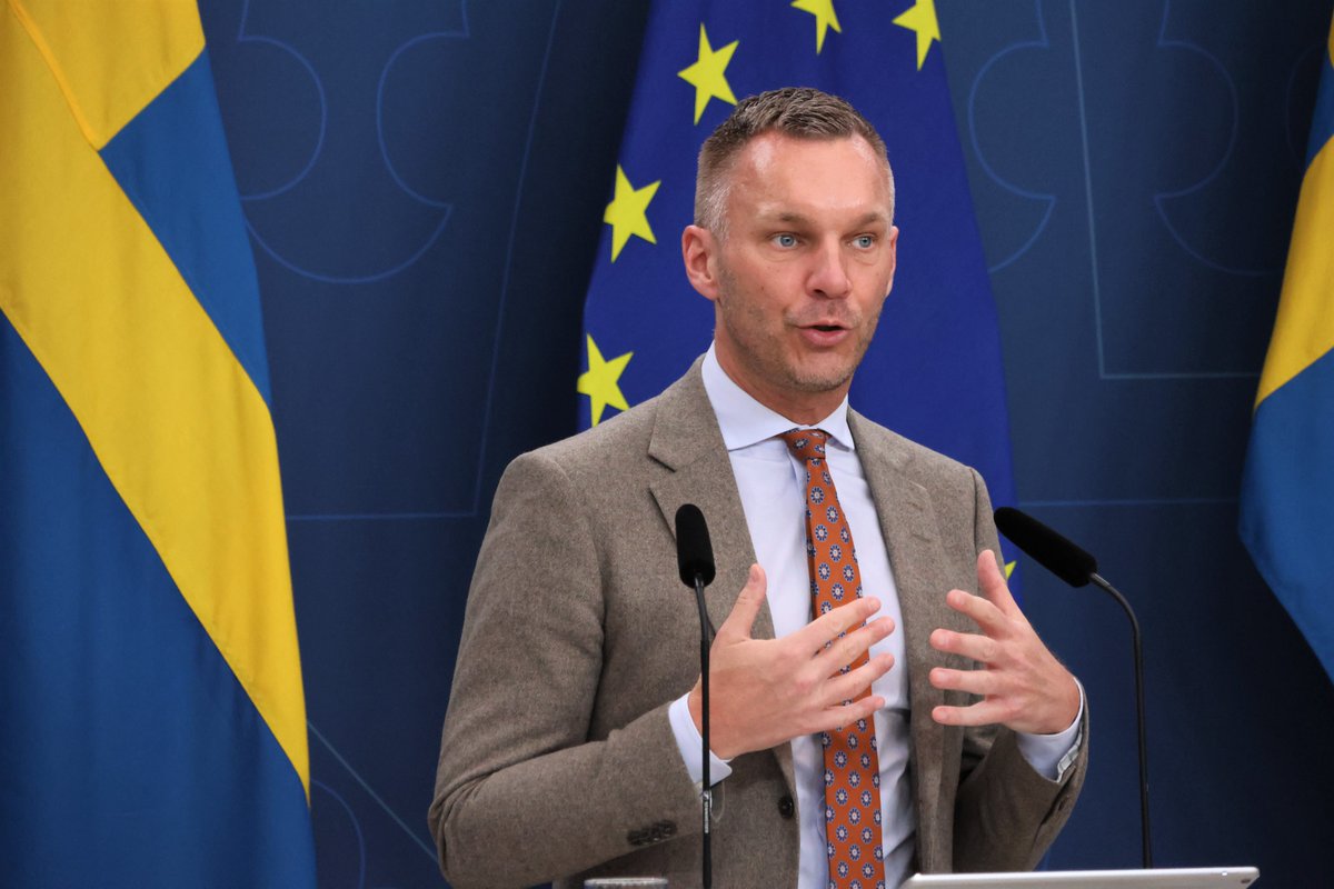 Civilminister <a href="/ErikSlottner/">Erik Slottner</a> presenterade igår ett lagförslag om att staten gemensamt med näringslivet ska kunna säkra elektronisk kommunikation, även vid en allvarlig störning eller kris. Läs mer här: regeringen.se/pressmeddeland…